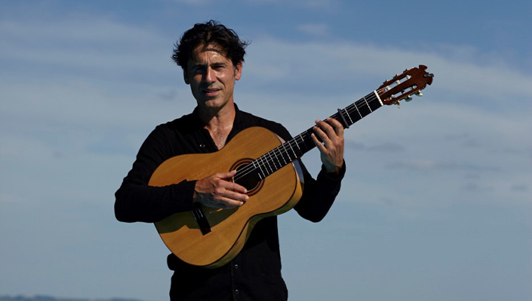 Thierry Boisdon med guitar holdbillede