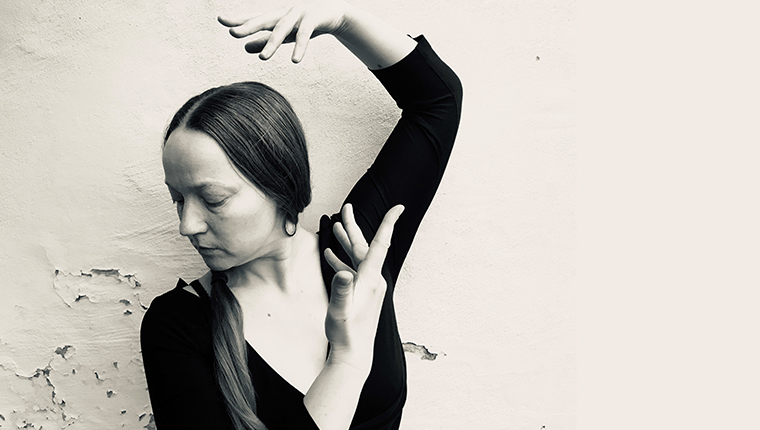julie andkjaer olsen foran skallet mur - billede i sort hvid