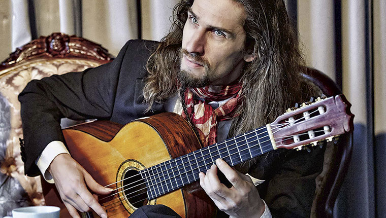 Emil Pernblad med guitar